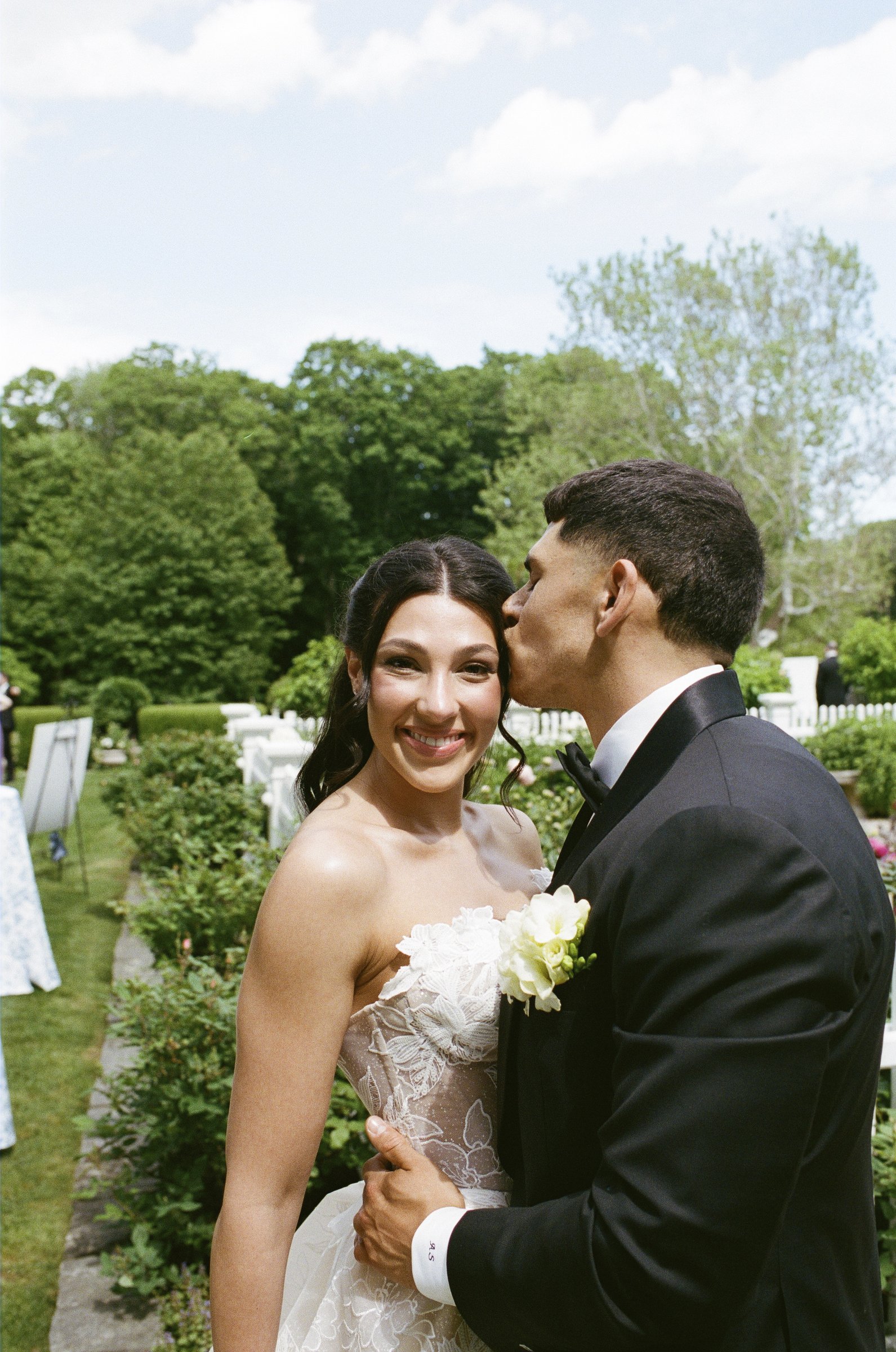 Avery kissing Kayla on the lawn